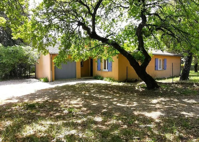 Villa de plain-pied avec jardin et piscine privée