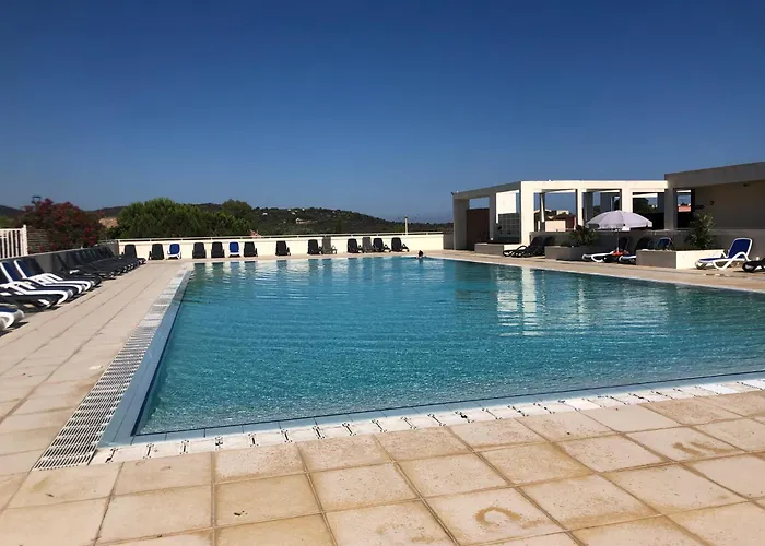 Charmante petite maison dans résidence avec piscine chauffée à 600 m de la plage