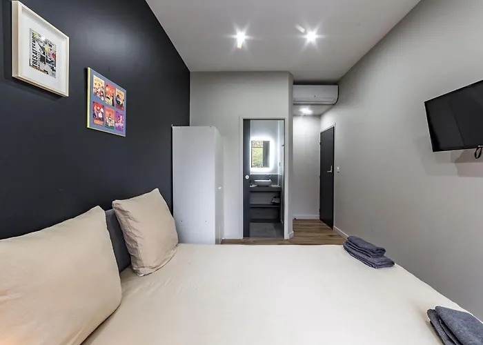 MAISON LE GRATTE CIEL - séminaire ou famille, salle de réunion, 8 chambres Clim, Jardin&Salle de sport