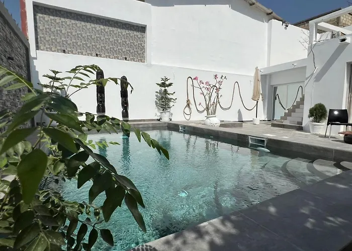 VILLA MYKONOS pour vos moments de détente en famille piscine privative, 3 chambre climatisées, salon climatise télé machine a laver cuisine, jardin arbore gardien parking 100 m de la plage
