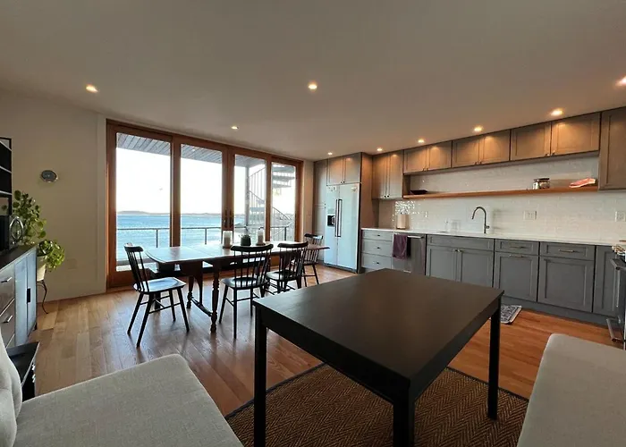 Waterfront Escape - Close To Airport & Downtown