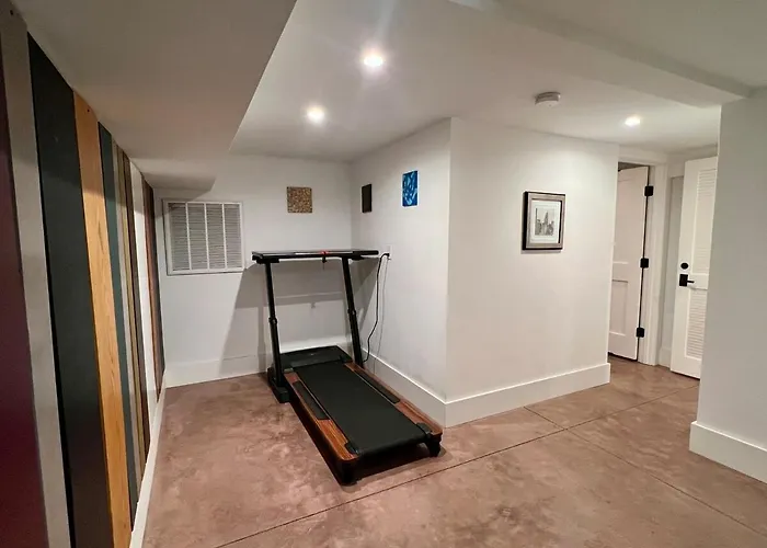 Waterfront Escape - Close To Airport & Downtown