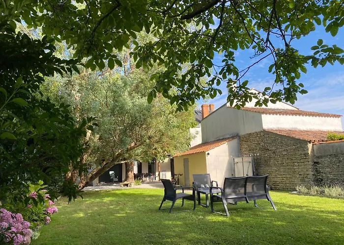 Villa Paulownia - à 1,2km des plages - tout confort au coeur du bourg