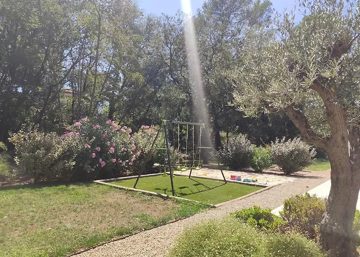 Villa avec piscine au milieu des bois