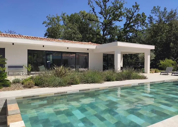Villa avec piscine au milieu des bois