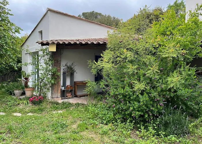 Charmante petite maison avec terrasse et jardin, proche tram