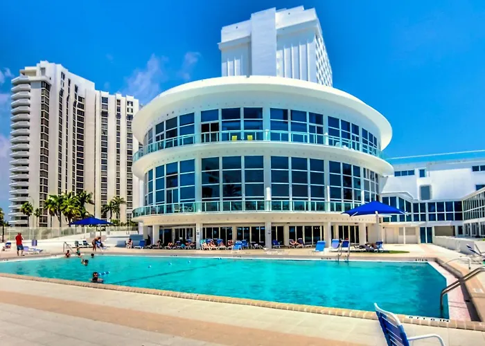 Castle Ph12 Spacious Bay View Penthouse, Pool, Tennis, Free Parking