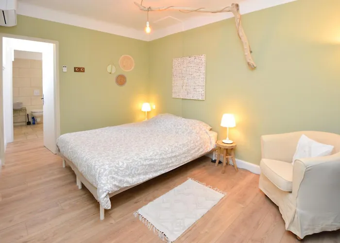 Maison Le Petit Balcon Beaucaire avec garage pour vélo