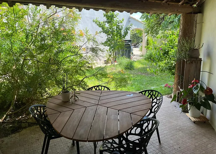 Charmante petite maison avec terrasse et jardin, proche tram