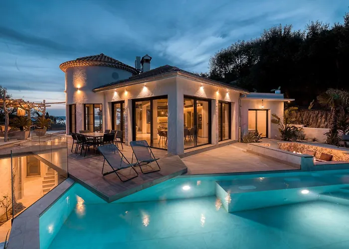Villa climatisée au Lavandou avec vue mer avec piscine chauffée