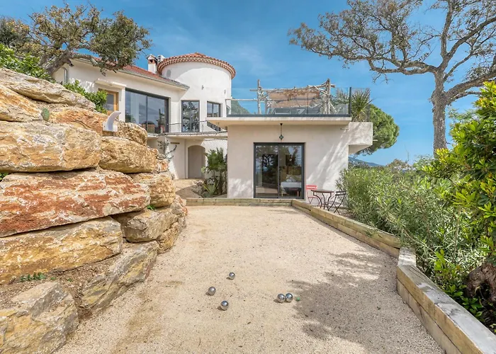 Villa climatisée au Lavandou avec vue mer avec piscine chauffée