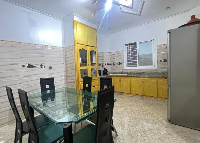 Magnifique maison famiiale moderne spacieuse de 150 m Avec de 3 chambres ,confortables et d un grand salon et terrasse, Idealement situee a 9 min du centre-ville elle se trouve à proximite de la route principale menant a l aeroport Berkane et Saidia