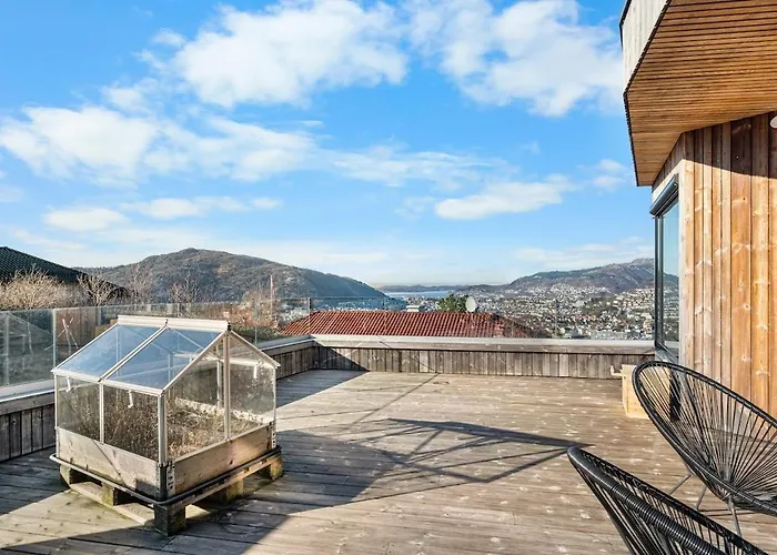 Stay In The Hollywood Hills Of Bergen With Breathtaking Views