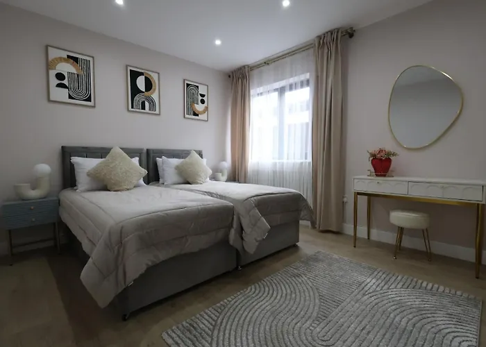 Luxury House For Families And Contractors, Namissuites Serviced Apartment - Farnborough