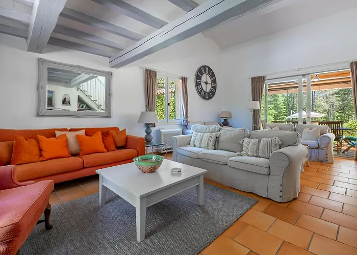 Stunning Home In Callian