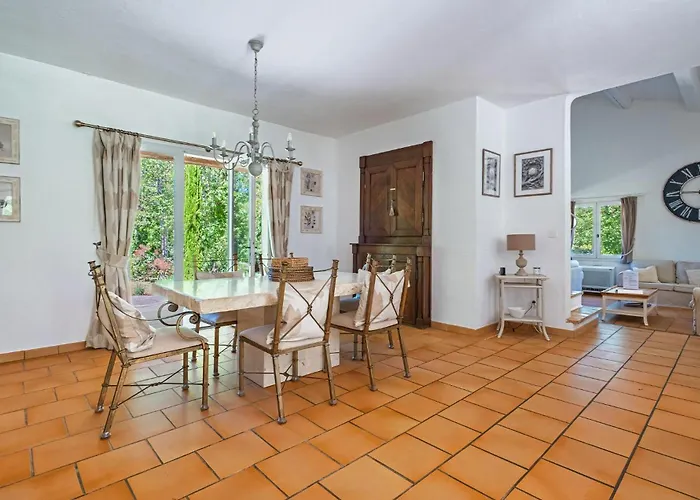 Stunning Home In Callian