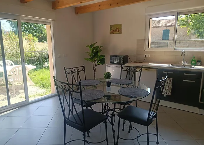 Maisonnette dans hameau provençal