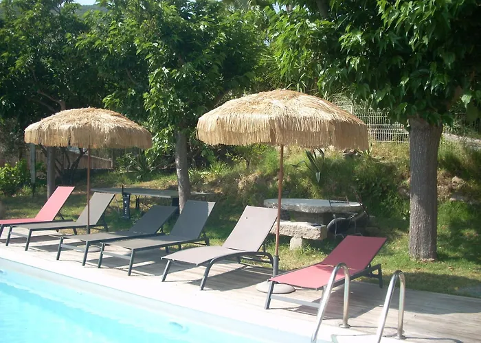 Demeure traditionnelle en pierre avec piscine