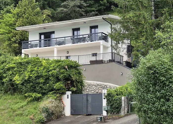 La Maison du Lac sleeps 10&has air conditioning