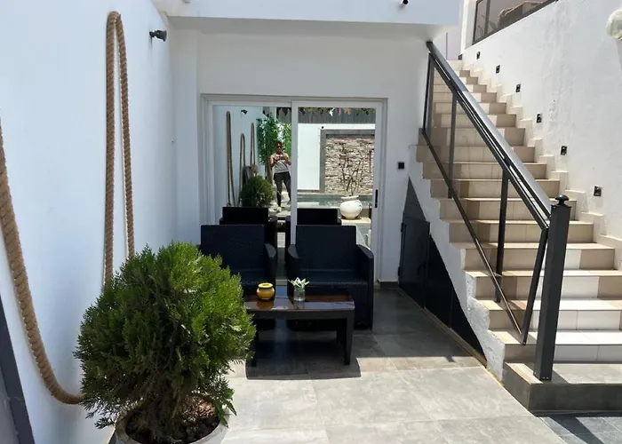 VILLA MYKONOS pour vos moments de détente en famille piscine privative, 3 chambre climatisées, salon climatise télé machine a laver cuisine, jardin arbore gardien parking 100 m de la plage