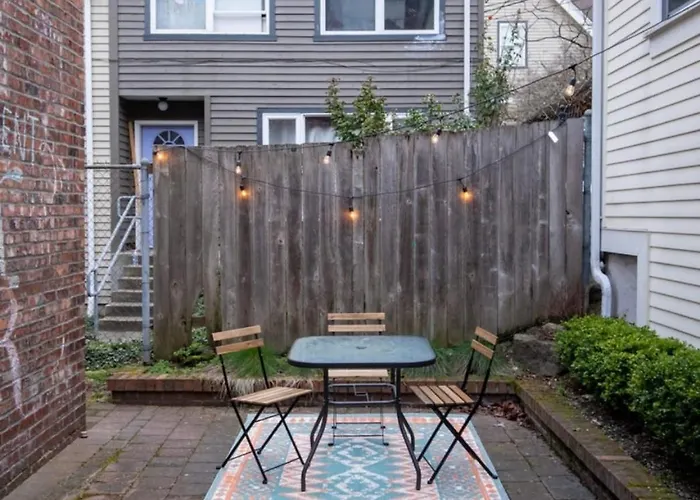 Adorable Cozy House With Compact Parking And Loft!