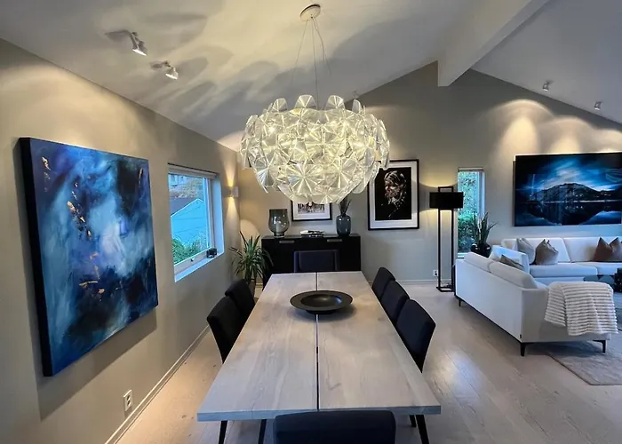 Modern Detached House By The Mountains & Sea