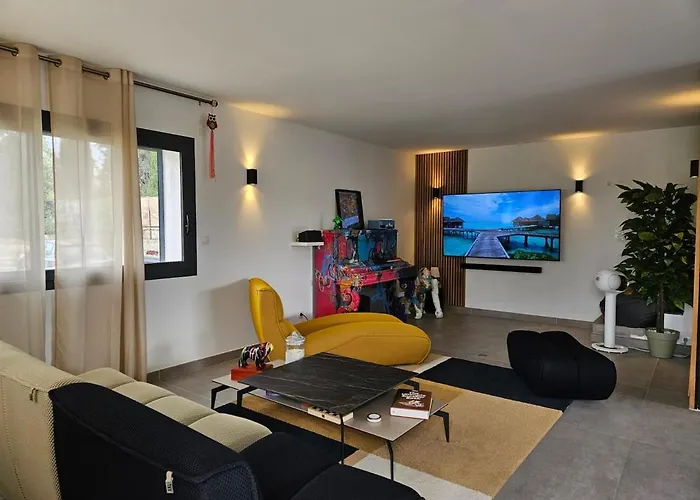 Villa Familiale Climatisée avec piscine, jardin et parking à Sanary