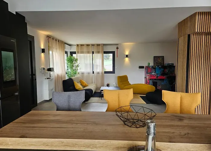 Villa Familiale Climatisée avec piscine, jardin et parking à Sanary