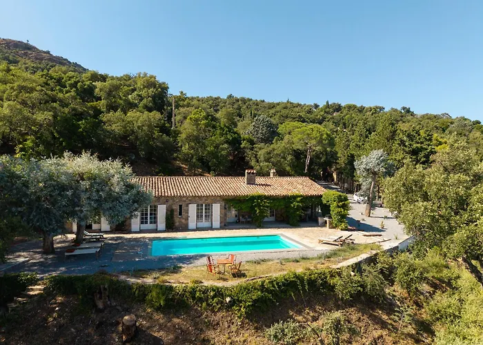 Mas provençal avec piscine chauffée, tennis, pétanque, vue mer, 20 min St Tropez