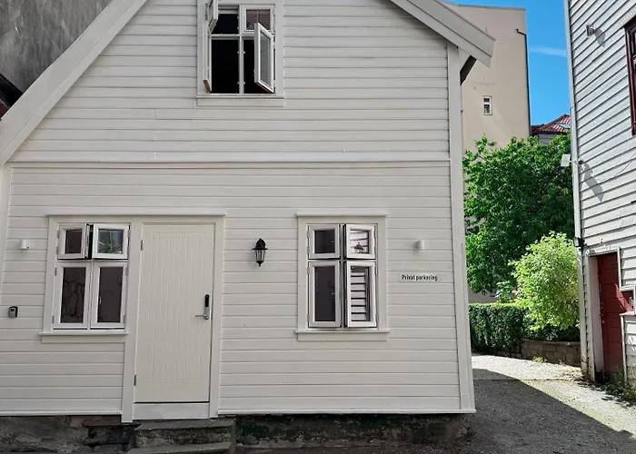 Varmt Og Hjemmekoselig Bergenshus Med 2 Leiligheter - I Rolig Smau I Hjertet Av Bergen