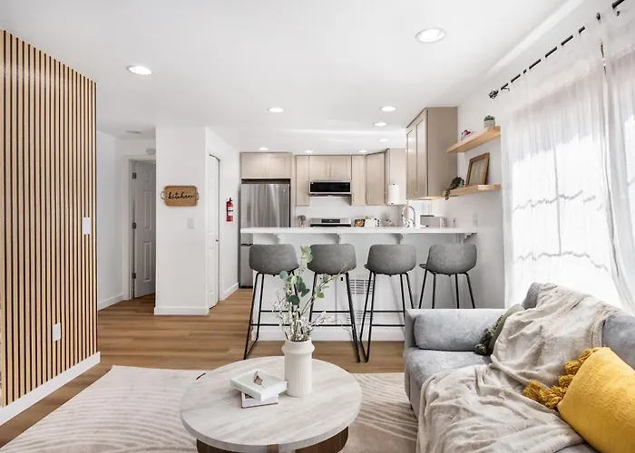 Modern 2Br Gem Near Uw & Lake Trails & Garage