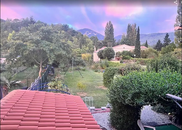 chambre et salle de bain privé s'ouvrant sur terrasse, jardin et cuisine d'été