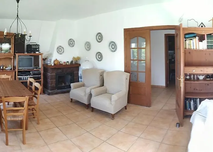 Casa Amb Jardi I Llar De Foc