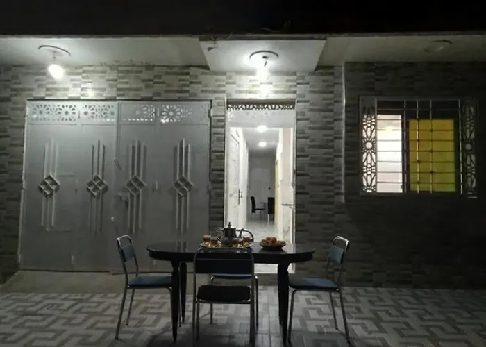 Maison confortable au plein milieu d'Oujda, bien équipée et sécurisée avec 2 chambres et salon moderne et un garage pour le véhicule, cuisine et un douche moderne et une toilette marocaine