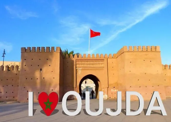 Maison confortable au plein milieu d'Oujda, bien équipée et sécurisée avec 2 chambres et salon moderne et un garage pour le véhicule, cuisine et un douche moderne et une toilette marocaine