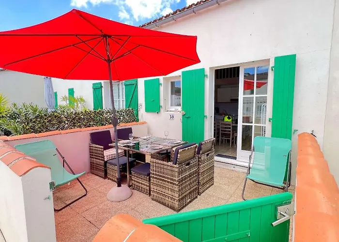 Jolie maison à étage en résidence avec piscine