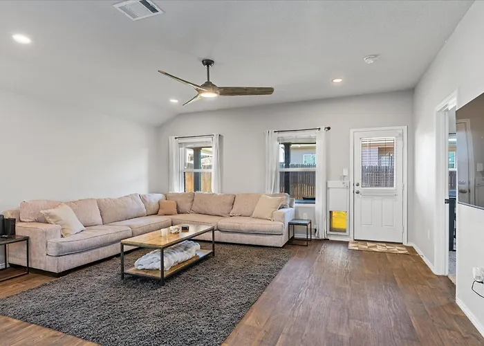 Modern, Spacious Home 4Br Near Airport & Tesla