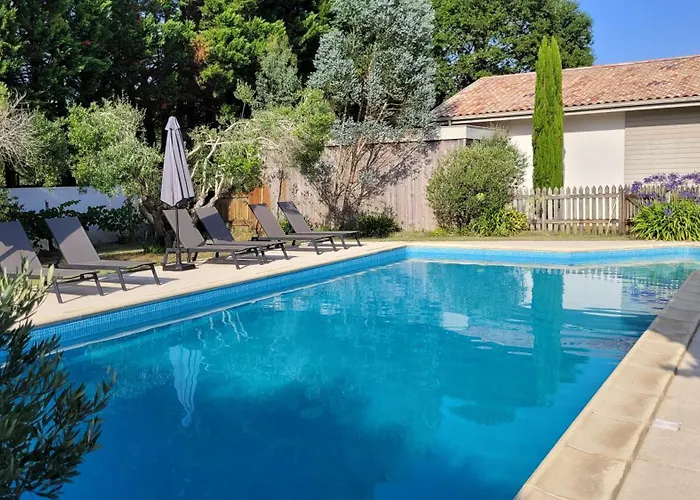 VILLA LES OLIVIERS, piscine XXL, Sauna, jardin de 2500m2, ping pong, proche plage et lac