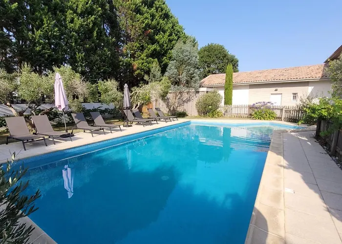 VILLA LES OLIVIERS, piscine XXL, Sauna, jardin de 2500m2, ping pong, proche plage et lac