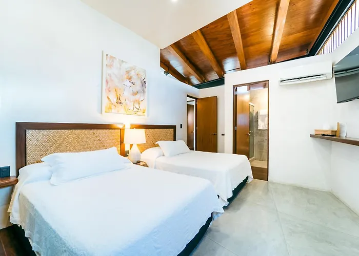Welcome To Paradise - Luxurious 2 Bedroom Oasis With Pool And Lush Tropical Garden