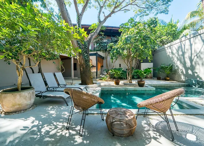 Welcome To Paradise - Luxurious 2 Bedroom Oasis With Pool And Lush Tropical Garden