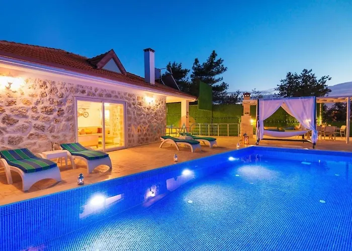 Villa With Pool And Nature View