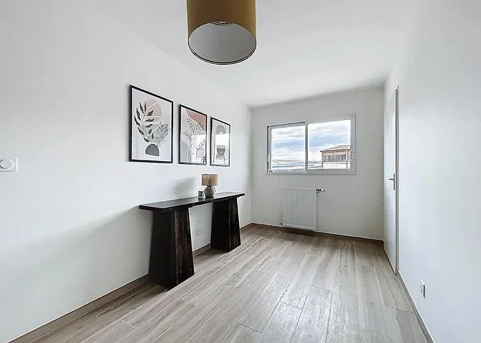 Maison neuve de 4 chambres, calme et lumineuse, en centre-ville