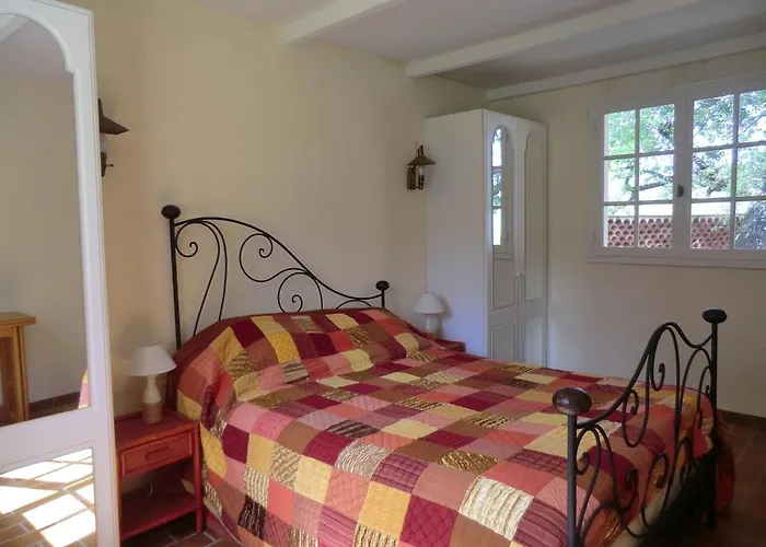 Nice Petite maison mitoyenne avec piscine