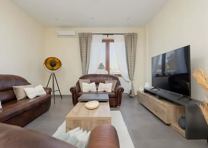 Przestronny Dom Z 3 Sypialniami W Doskonalej Lokalizacji W Poblizu Lotniska By Noclegi Renters