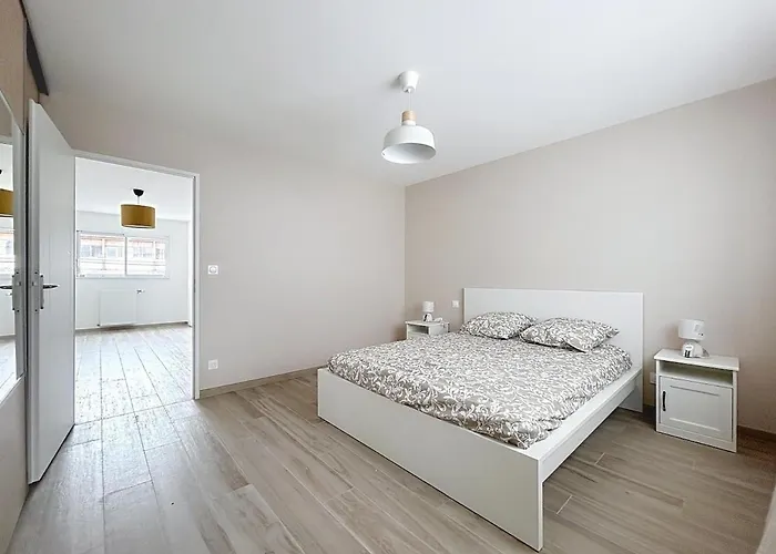 Maison neuve de 4 chambres, calme et lumineuse, en centre-ville