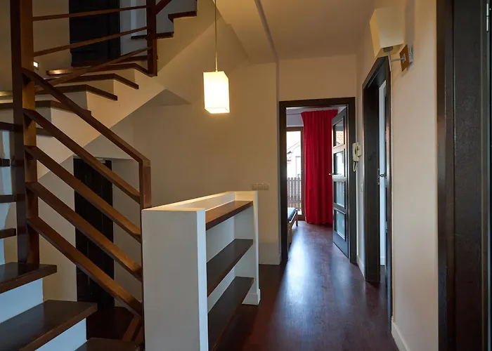 Bright 4 Bedroom House With Living Room, Work Place & Garden Warsaw