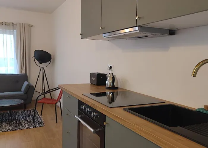 Maison calme avec cour, 3 chambres, 3 salles de bains à 10 min à pied de la gare