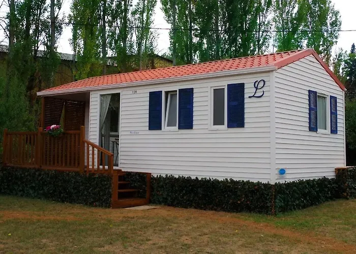 Mobil-home lumineux et climatisé avec piscine et jardin cadre paisible pour famille ou couple