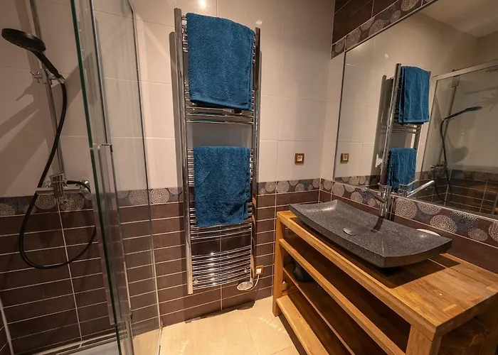 salle de cinéma et jaccuzi